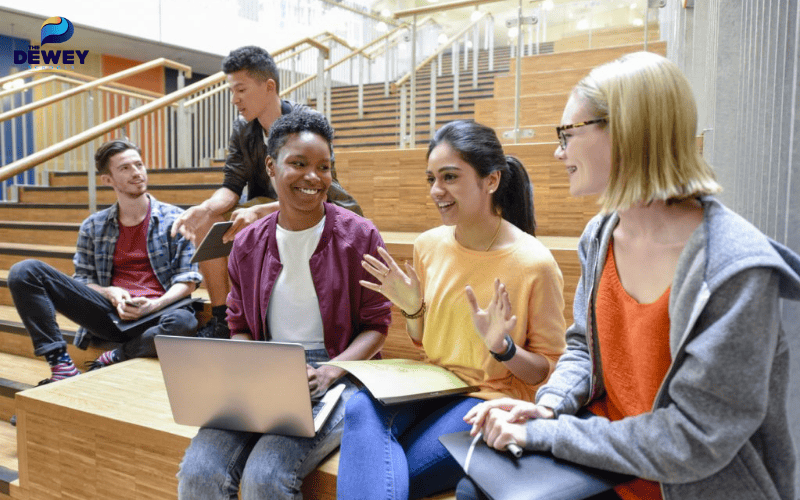 Sinh viên quốc tế tham khảo thông tin và tư vấn chọn trường học tại Vancouver