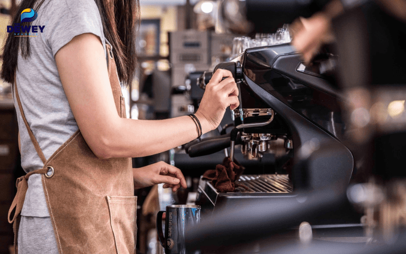 Sinh viên quốc tế làm thêm tại quán cà phê và trải nghiệm văn hóa lao động của người Ý