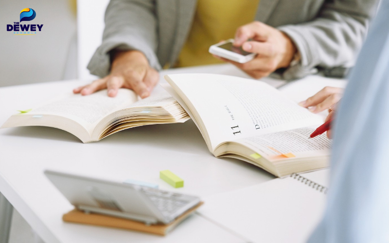 Sinh viên Việt Nam hoàn thiện hồ sơ du học Ba Lan với sự hướng dẫn từ chuyên viên tư vấn