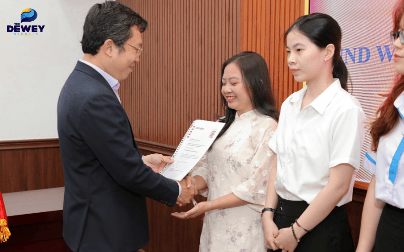 Sinh viên quốc tế vui mừng nhận học bổng du học tại lễ trao học bổng