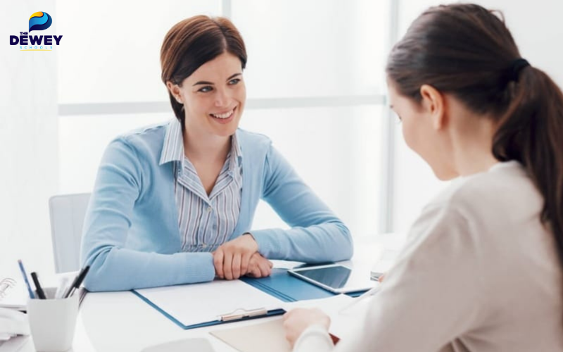 Ứng viên nghiên cứu thông tin về trường đại học tại Canada trước khi phỏng vấn visa