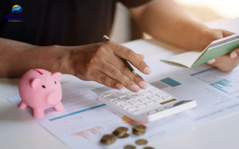 Ứng viên chuẩn bị giấy tờ chứng minh tài chính trước buổi phỏng vấn visa du học Mỹ