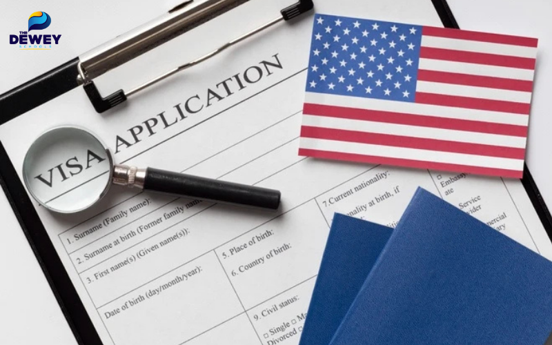 Sinh viên tổng hợp bảng điểm và chứng chỉ học tập tại Việt Nam để chuẩn bị cho buổi phỏng vấn 