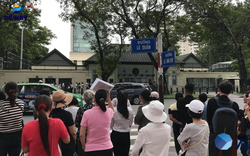 Ứng viên chờ đến lượt phỏng vấn visa du học Mỹ tại Lãnh sự quán