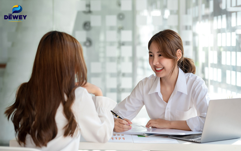 Sinh viên chuẩn bị hồ sơ cá nhân và thông tin cơ bản trước buổi phỏng vấn visa du học Mỹ