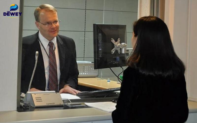 Sinh viên trình bày kế hoạch học tập chi tiết tại Mỹ trong buổi phỏng vấn visa