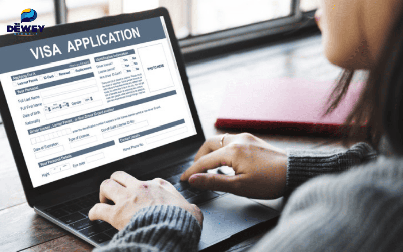 Sinh viên đăng ký và in giấy xác nhận lịch hẹn phỏng vấn visa du học trên hệ thống trực tuyến