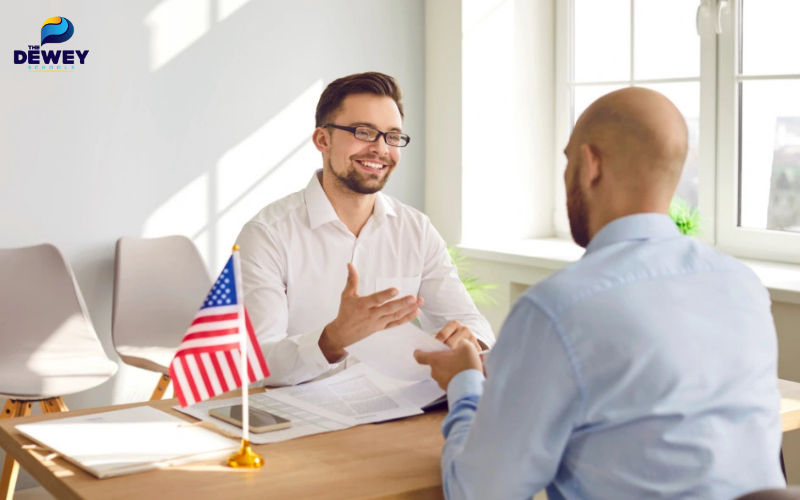 Ứng viên đang trả lời phỏng vấn trực tiếp với viên chức lãnh sự tại Lãnh sự quán Mỹ