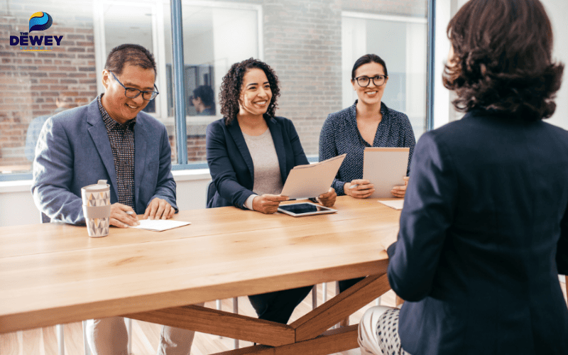 Sinh viên đang trả lời câu hỏi về kế hoạch học tập trong buổi phỏng vấn visa du học Úc