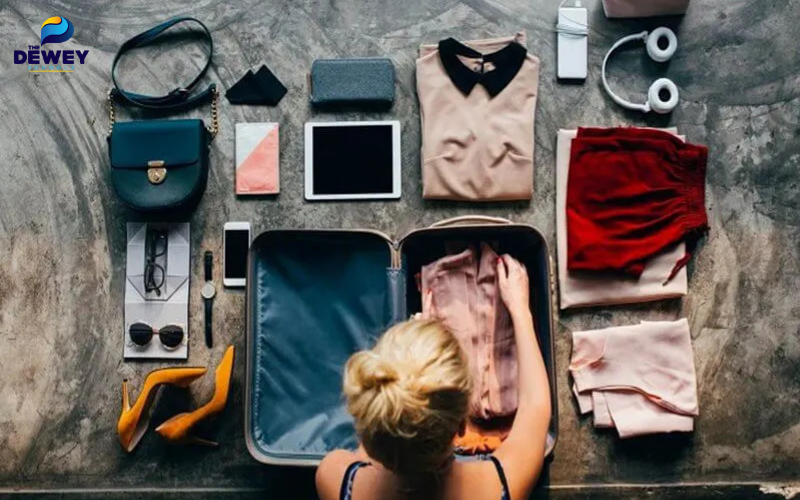 Du học sinh gấp và sắp xếp quần áo theo mùa trước khi xếp vào vali đi du học Hàn Quốc