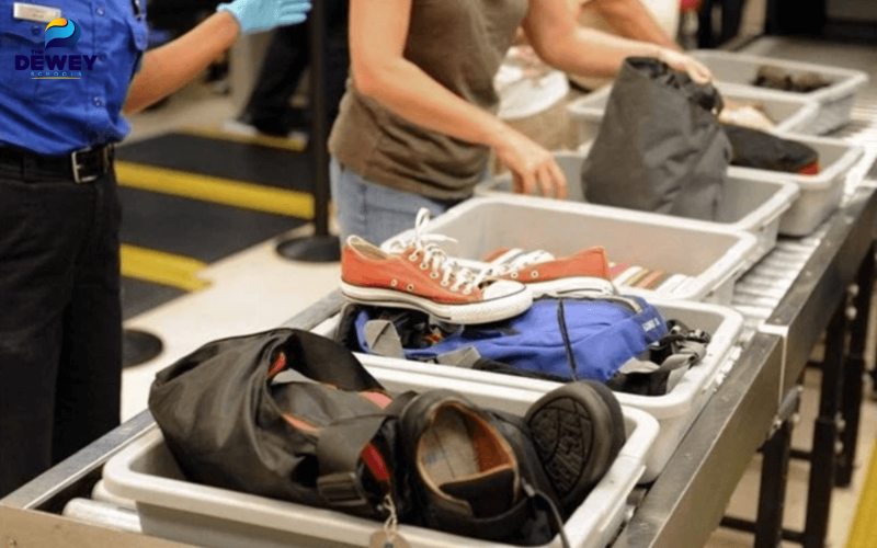 Nhân viên an ninh sân bay kiểm tra hành lý để loại bỏ các vật dụng bị cấm trước khi lên máy bay