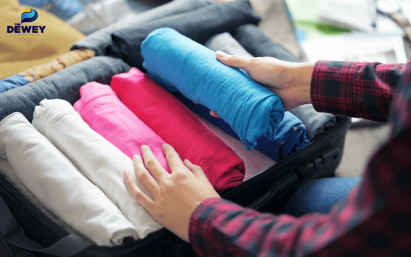 Sinh viên cuộn tròn quần áo và sắp xếp hành lý gọn gàng trước chuyến du học Hàn Quốc