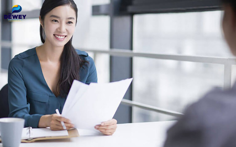 Sinh viên luyện tập phỏng vấn xin visa du học Đài Loan trước gương để tự tin trả lời câu hỏi