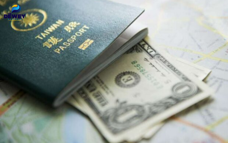 Học sinh nộp lệ phí xin visa du học Đài Loan tại quầy Đại sứ quán/Lãnh sự quán