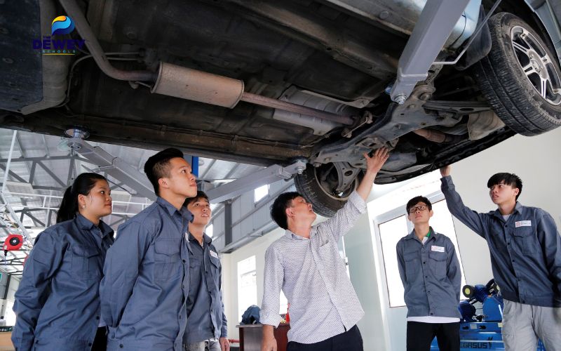 Sinh viên ngành Công nghệ Kỹ thuật Ô tô sẽ được trang bị kiến thức nền tảng vững chắc cùng kỹ năng thực tế đa dạng