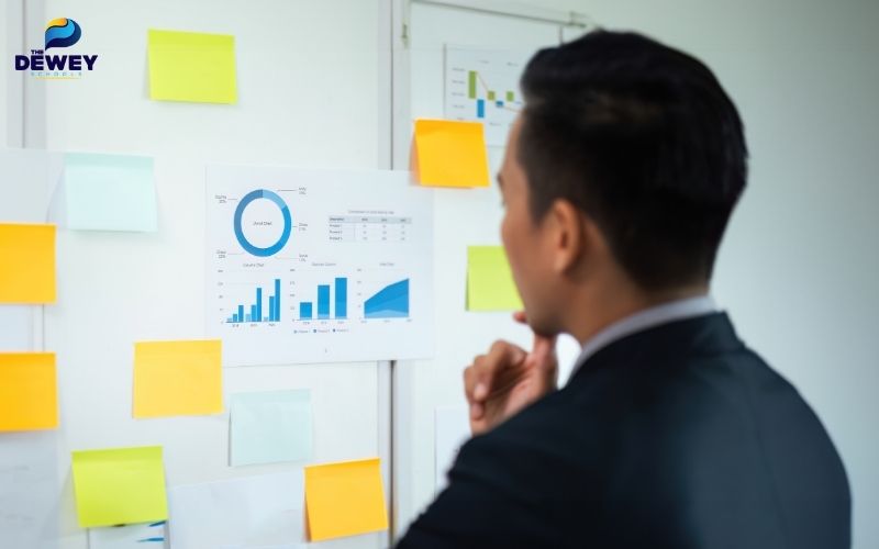 Trở thành chuyên viên tiếp thị hoặc truyền thông