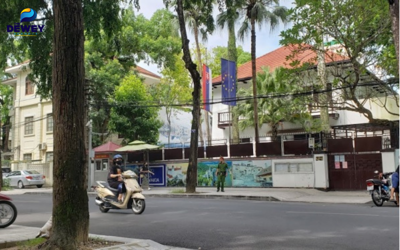 Du học sinh đến nộp hồ sơ xin visa du học Ba Lan tại Đại sứ quán Ba Lan ở Hà Nội