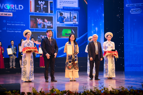 Giải-thưởng-Môi-trường-Giáo-dục-của-năm-6