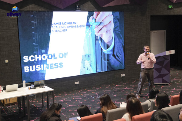 một-ngày-làm-sinh-viên-Đại-học-Anh-Quốc-BUV-02