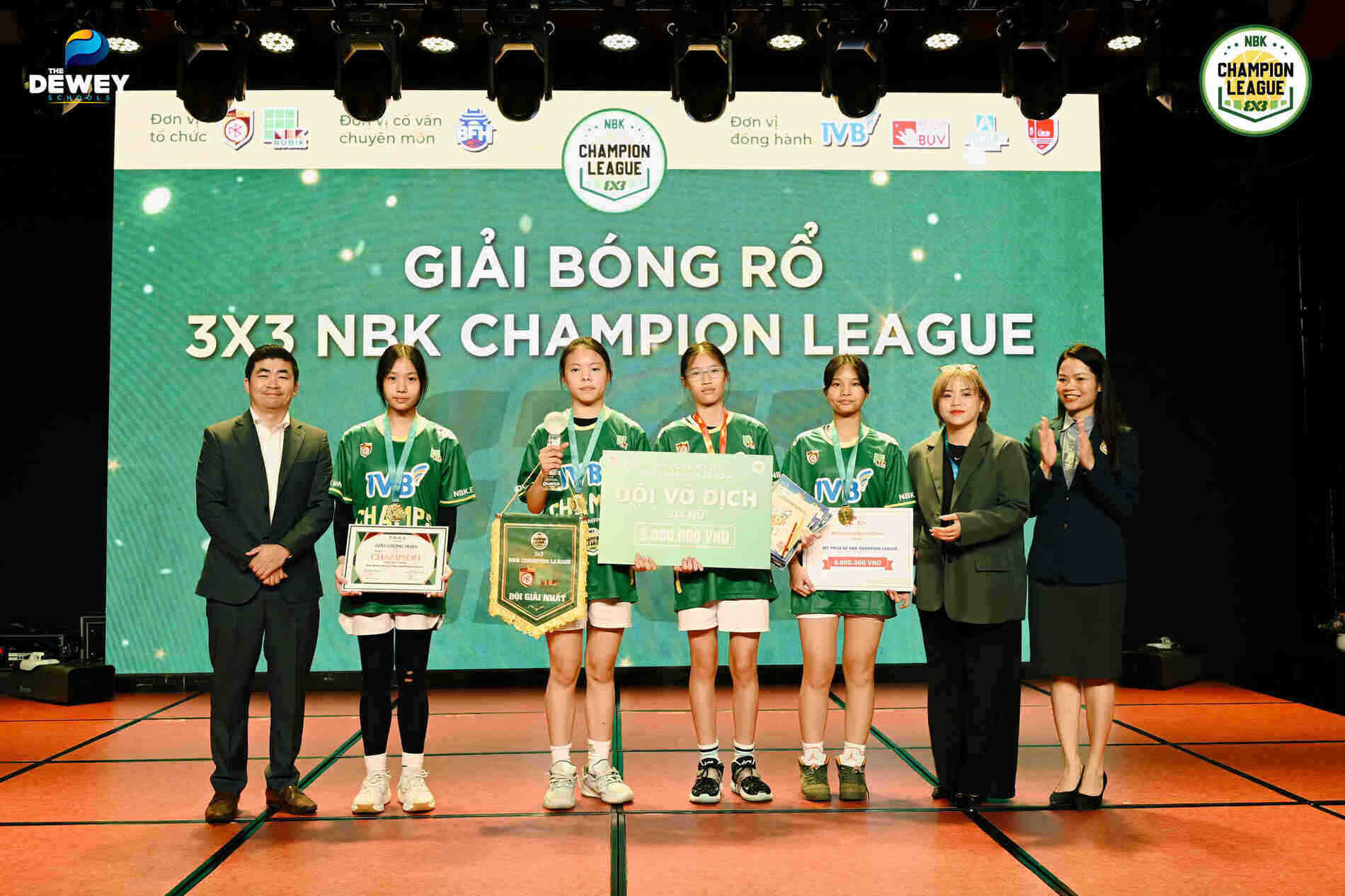 đội-tuyển bóng-rổ-nữ Dewey-cover