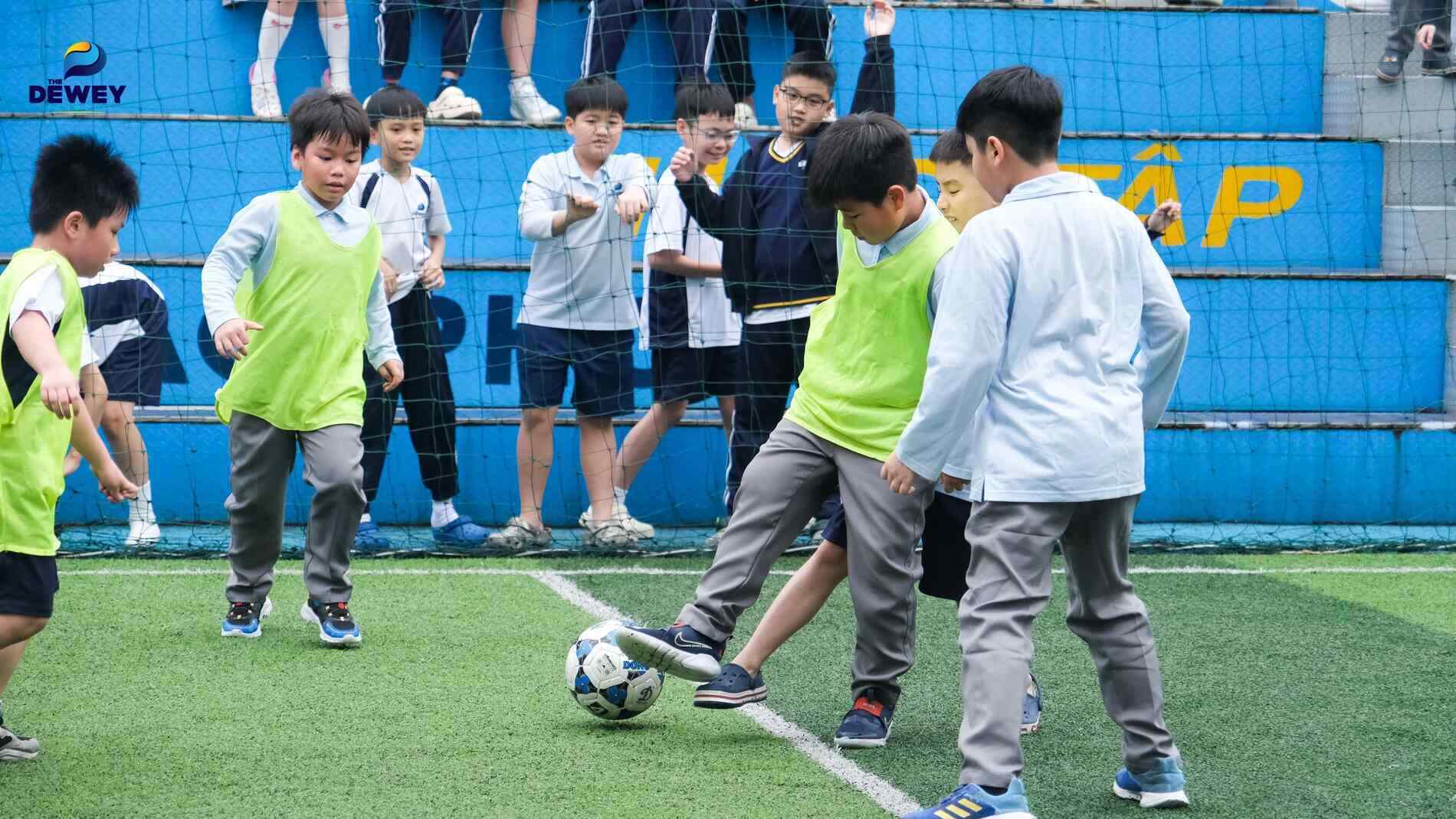 Khai-mạc-giải-bóng-đá-Tiểu-học-cover