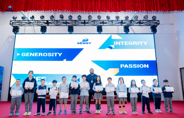 chào-cờ-dewey-hp-5